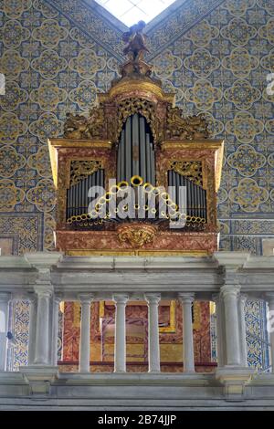 AVEIRO, PORTUGAL - 19. Februar 2020: Innenansicht des Innenraums Igreja da Misericórdia (Kirche der Barmherzigkeit) in Aveiro, Portugal, Europa Stockfoto