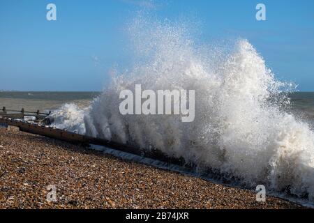 Ein Abschnitt der kürzlich reparierten Meeresverteidigung in Climping Beach, West Sussex, hält das Meer während einer Flut an der Bucht. Stockfoto