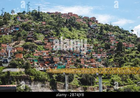 Weitläufige Häuser eines Comuna-Barrio in den wirtschaftlich benachteiligten Außenbereichen von Medellin, Kolumbien Stockfoto