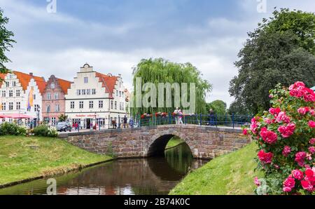 Brücke und Blumen am Kanal in der Friedrichstadt Stockfoto