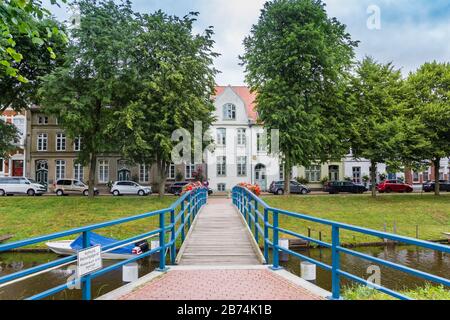 Fußgängerbrücke über den zentralen Kanal in der Friedrichstadt, Deutschland Stockfoto