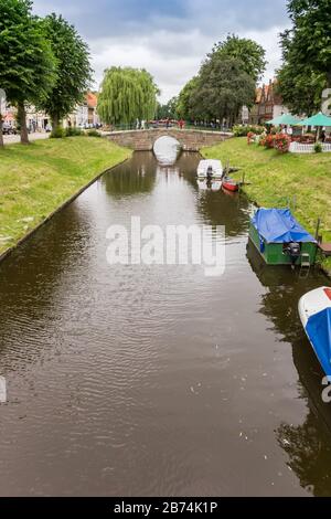 Mittelkanal mit Booten, die zur alten Steinbrücke in der Friedrichstadt führen Stockfoto