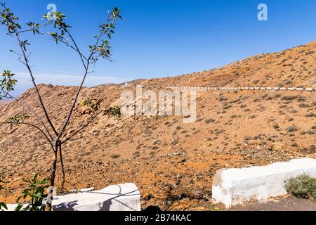 Die steile, schmale Bergstraße FV-30 zwischen Pajara und Betancuria auf der Kanareninsel Fuerteventura Stockfoto