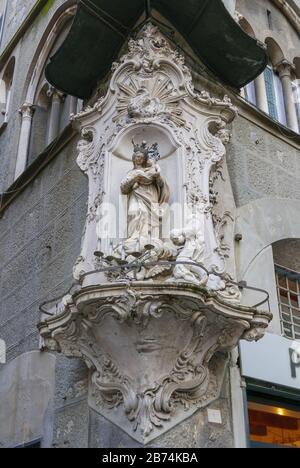 GENUA, ITALIEN - 16. November 2019: Statue der Jungfrau Maria, die das Baby Jesus Christus an einer Straßenecke in Genua, Italien, Europa hält Stockfoto