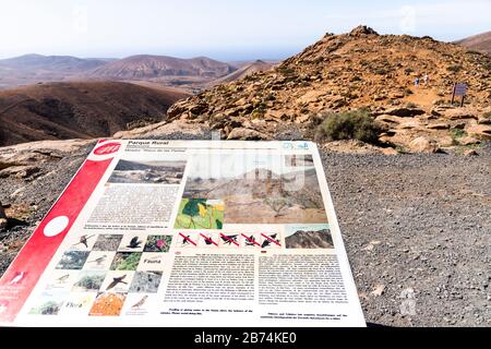 Eine interpetive Tafel und der Blick von Mirador del Risco de las Peñas auf die Kanareninsel Fuerteventura Stockfoto