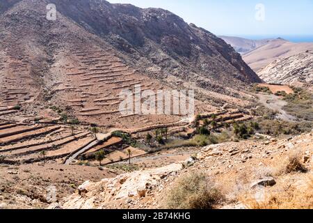 Blick von Mirador las Penitas auf die steile, schmale Bergstraße FV-30 zwischen Pajara und Betancuria auf der Kanareninsel Fuerteventura Stockfoto