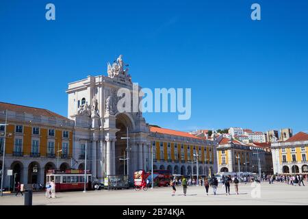 LISSABON, PORTUGAL - 11. Juni 2019: Horizontaler Schuss von der Seite der Arco da Rua Augusta in lissabon portugal während eines strahlend heißen Sonnentags Stockfoto