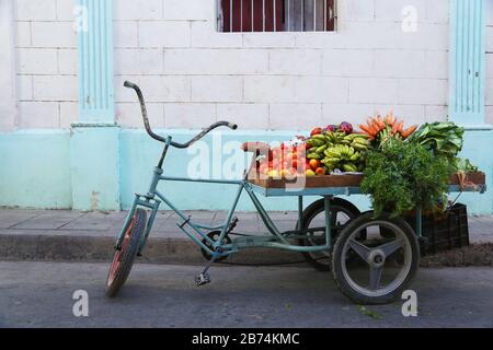 Barrow eines Straßenbauers in einer Straße von Camaguey, Kuba Stockfoto