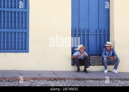 Zwei alte Männer und ein Käfigvogel in Trinidad von Kuba Stockfoto