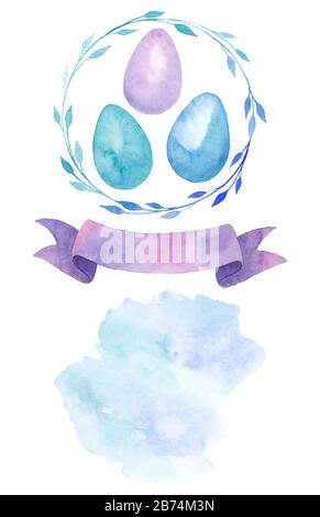 Fröhliches Oster-Aquarell-Set aus Elementen, bunten Eiern mit Blattkranz, violettem Bandbanner, abstraktem Spot, Grußkarte, isoliert auf Weiß Stockfoto