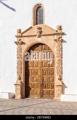 Die Tür der Kirche Iglesia de Santa Maria de Betancuria in der kleinen Stadt Betancuria, der alten Hauptstadt der Kanareninsel Fuerteventura Stockfoto