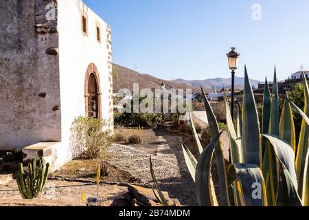 Ruinen des ehemaligen Klosters oder Klosters der Franziskaner in Betancuria, der alten Hauptstadt der Kanareninsel Fuerteventura, blicken zurück auf die Th Stockfoto