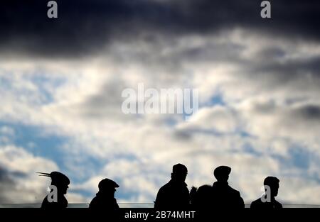 Racegoers in Silhouette während des vierten Tages des Cheltenham Festivals auf der Rennbahn von Cheltenham. Stockfoto