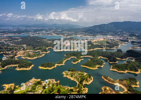 Luftbildlandschaft des Guatape-Sees aus dem Felsen von Guatape, Piedra Del Penol, Kolumbien. Stockfoto