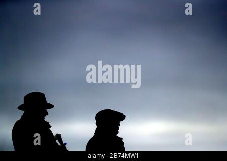 Racegoers in Silhouette während des vierten Tages des Cheltenham Festivals auf der Rennbahn von Cheltenham. Stockfoto