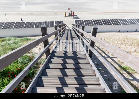 Domburg, Niederlande - 08. Juni 2019: Treppe von den Dünen zum Strand in Domburg mit unidentifizierten Menschen. Domburg ist ein beliebtes Touristenziel Stockfoto