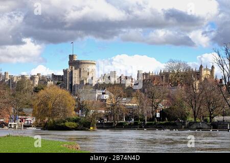 Der Round Tower in Windsor Castle, von Eton aus gesehen, mit der Themse im Vordergrund, Windsor Berkshire England UK Stockfoto