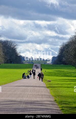 Der lange Spaziergang an einem sonnigen Frühlingstag im Windsor Park mit Blick auf die Reiterei von George Third auf Snow Hill, Windsor England UK Stockfoto