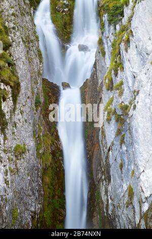 Wasserfall in Lescun Cirque, Aspe Valley in Frankreich Stockfoto