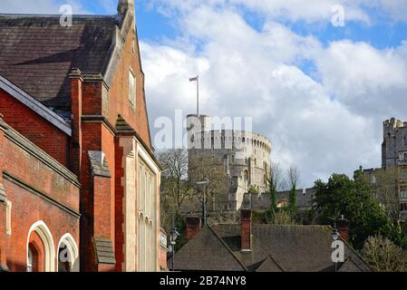 Der Round Tower in Windsor Castle mit der Fassade von Windsor und der Eton Station im Vordergrund, Royal Borough of Windsor Berkshire England UK Stockfoto