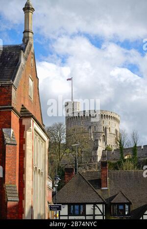 Der Round Tower in Windsor Castle mit der Fassade von Windsor und der Eton Station im Vordergrund, Royal Borough of Windsor Berkshire England UK Stockfoto