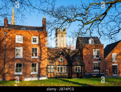 Princess Street und St Julian's Church vom Kirchhof von Old St Chad's, Shrewsbury, Shropshire. Stockfoto