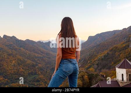 Nettes Mädchen im Hintergrund der Herbstschlucht Stockfoto