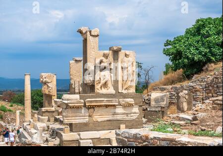 Ephesus, Türkei - 07.17.2019. Die Ruinen Der Polyphemus-Statuen des Pollio-Brunnens in der antiken Stadt Ephesus, Türkei, an einem sonnigen Sommertag Stockfoto