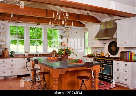 Küche: Amerikanisches Bauernhaus im Landhausstil, Ganzhaus-Tour-Feature Stockfoto