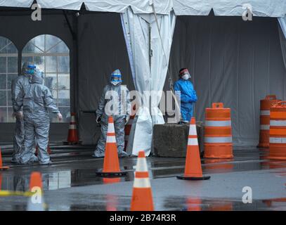 New Rochelle, New York, USA. März 2020. Das erste mobile Testzentrum COVID-19 des Staates in New Rochelle. Das mobile Testzentrum testet heute bis zu 200 Personen und wächst auf bis zu 500 Personen pro Tag. 13.03.20New York, New Rochelle Glen Island Park. Kredit: Marcus Santos/ZUMA Wire/Alamy Live News Stockfoto