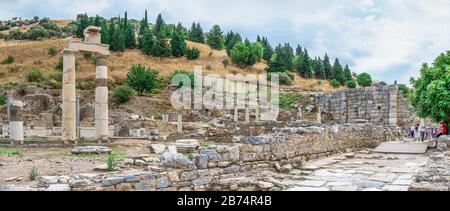 Ephesus, Türkei - 07.17.2019. Prytaneion Ruinen in der Nähe des Staates Agora in der antiken Stadt Ephesus, Türkei, an einem sonnigen Sommertag Stockfoto