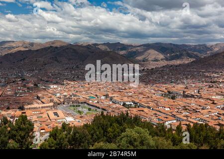 Panorama Blick auf das historische Zentrum Cusco Peru Rotdächer plaza armas Stockfoto