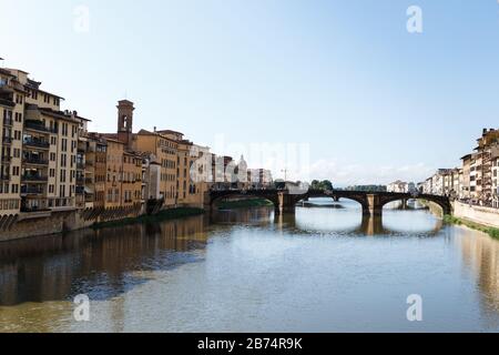 Straßen mit farbigen alten Häusern und Brücken in der Mitte von Florenz Stockfoto