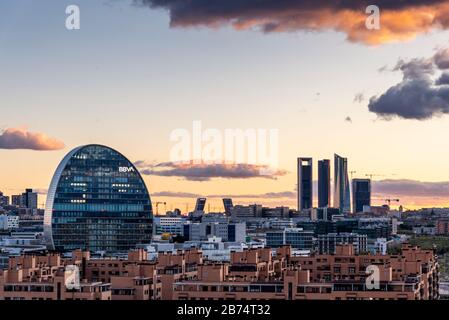 Madrid, Spanien - 7. März 2020: Blick auf die Skyline von Madrid mit Wohnviertel Las Tablas, Bürogebäude BBVA und Cuatro Torres Financial d Stockfoto