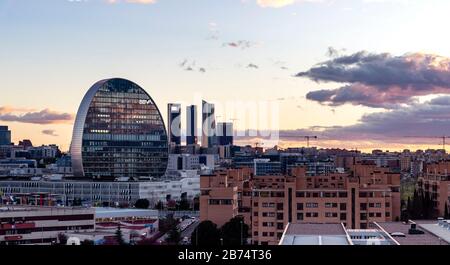 Madrid, Spanien - 7. März 2020: Blick auf die Skyline von Madrid mit Wohnviertel Las Tablas, Bürogebäude BBVA und Cuatro Torres Financial d Stockfoto