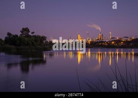 Phillips 66 Ölraffinerie aus Ken Malloy Harbor Regional Park, Wilmington, Kalifornien, USA Stockfoto