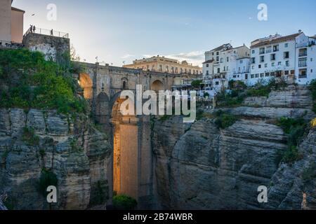 Die neue Ronda-Brücke am späten Nachmittag von den unteren Gärten aus. 12. März 2020 Stockfoto