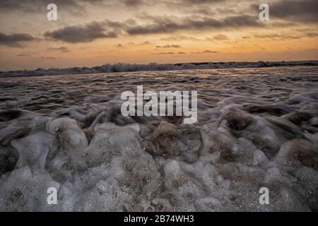 Wellen am Santa Monica Beach, Kalifornien, USA Stockfoto