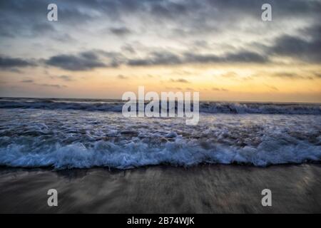 Wellen am Santa Monica Beach, Kalifornien, USA Stockfoto