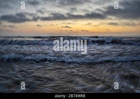 Wellen am Santa Monica Beach, Kalifornien, USA Stockfoto