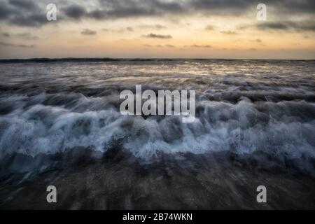 Wellen am Santa Monica Beach, Kalifornien, USA Stockfoto