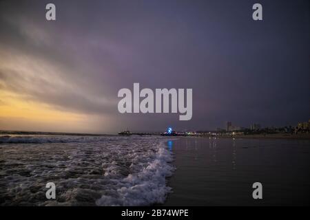 Wellen am Santa Monica Beach, Kalifornien, USA Stockfoto