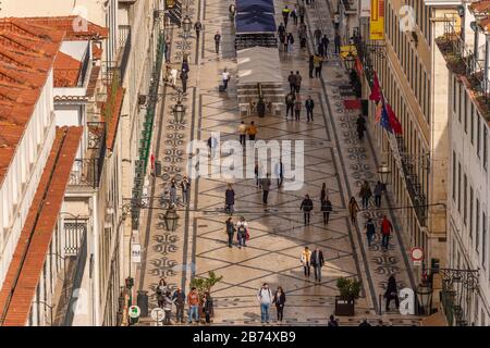 Lissabon, Portugal - 2. März 2020: Draufsicht über Menschen, die auf der Rua Augusta spazieren Stockfoto