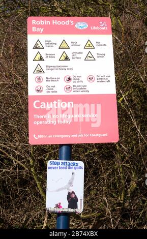 Schild mit den Gefahren für die Marine in Robin Hood's Bay, North Yorkshire, England, Großbritannien Stockfoto