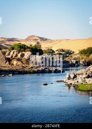 Der majestätische Nil in Assuan in Ägypten bildet eine schöne Landschaft. Assuan ist eine nubische Kultur, die sich vom Rest Ägyptens unterscheidet. Stockfoto