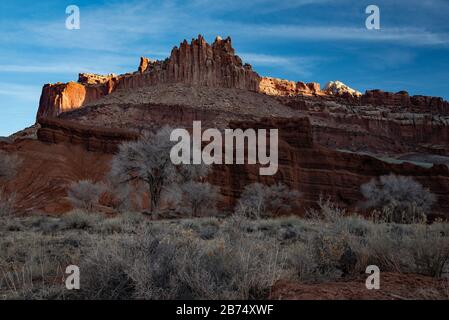 Die Felsformation Castle im Capitol Reef National Park. Diese Formation ist eine von Hunderten von roten Felsformationen im Park. Stockfoto
