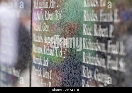 Schließen Sie die Mount Rushmore Wall of Name of People, die an dem Monument gearbeitet haben Stockfoto