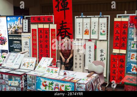 10.01.2020, Singapur, Republik Singapur, Asien - EIN Straßenständer im Chinatown-Distrikt von Singapur verkauft Banner und Schriftrollen mit individuellen Glückwünschen und Segnungen für das kommende chinesische Neujahr in Form von handgebürsteter Kalligraphie. [Automatisierte Übersetzung] Stockfoto