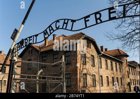 16.03.2015, Auschwitz, Kleinpolen, Republik Polen, Europa - Eingangstor des ehemaligen Konzentrationslagers Auschwitz I (Stammlager) mit dem Slogan "Arbeit macht frei". Der Schriftzug war an den Eingängen zahlreicher NS-Konzentrationslager angebracht. [Automatisierte Übersetzung] Stockfoto