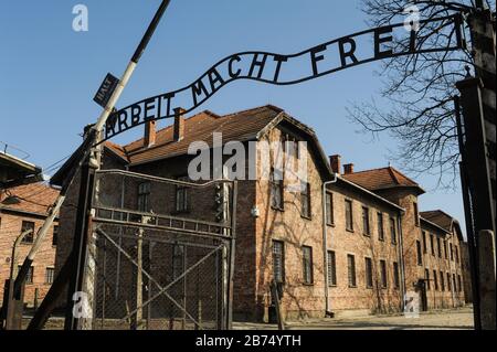 16.03.2015, Auschwitz, Kleinpolen, Republik Polen, Europa - Eingangstor des ehemaligen Konzentrationslagers Auschwitz I (Stammlager) mit dem Slogan "Arbeit macht frei". Der Schriftzug war an den Eingängen zahlreicher NS-Konzentrationslager angebracht. [Automatisierte Übersetzung] Stockfoto